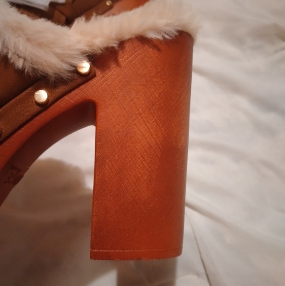 Chain Detail Brown Soft And Comfy Clogs Size 9 - Picture 3 of 4